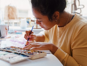 Chica pintando con acuarelas